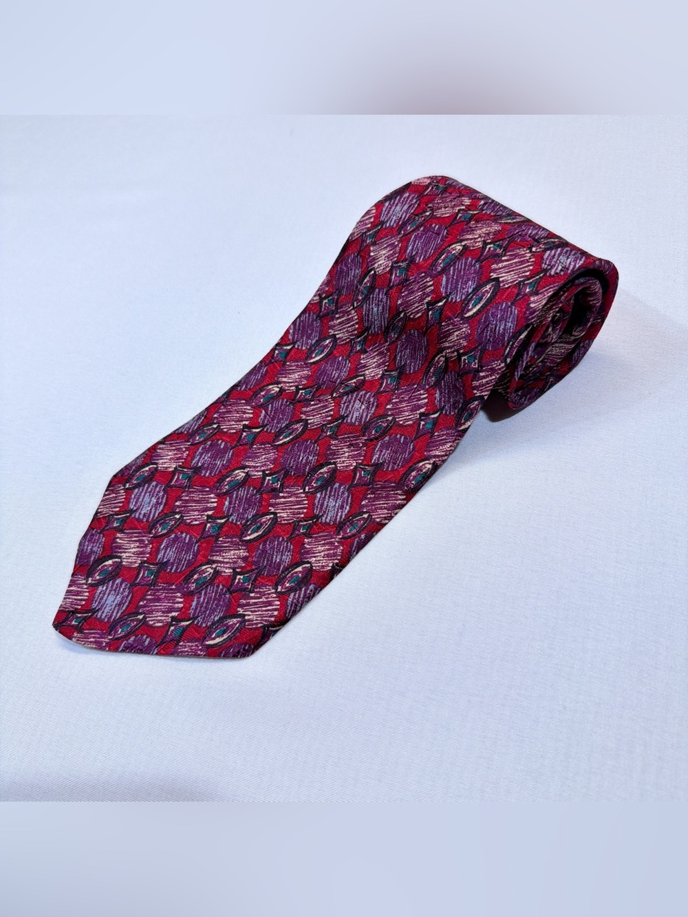 Vintage Men's Mondo Uomo Red Patterned Tie with Purple Accents